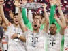 Harry Kane rạng rỡ nâng danh hiệu đầu tiên của sự nghiệp