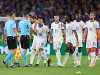 Bức xúc, Mbappe kiểm tra đồng hồ của trọng tài Oliver
