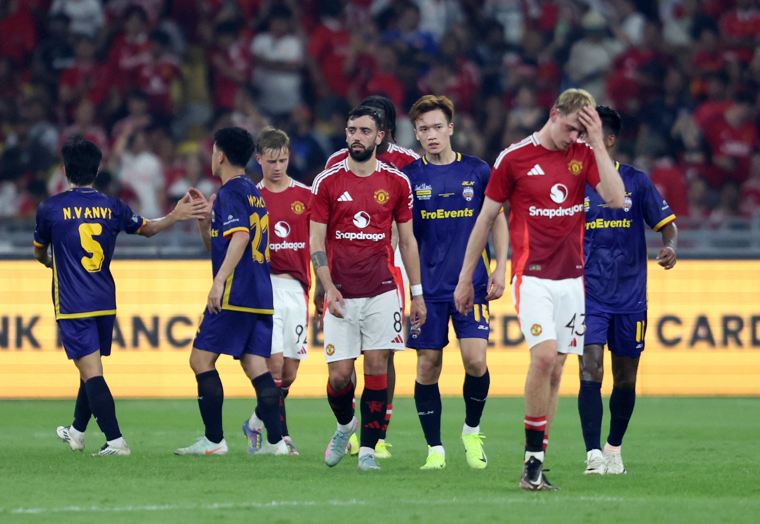 Bruno Fernandes trầm ngâm trong trận đấu giao hữu