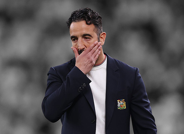 HLV Amorim đứng trên sân, suy tư về tương lai của Man Utd