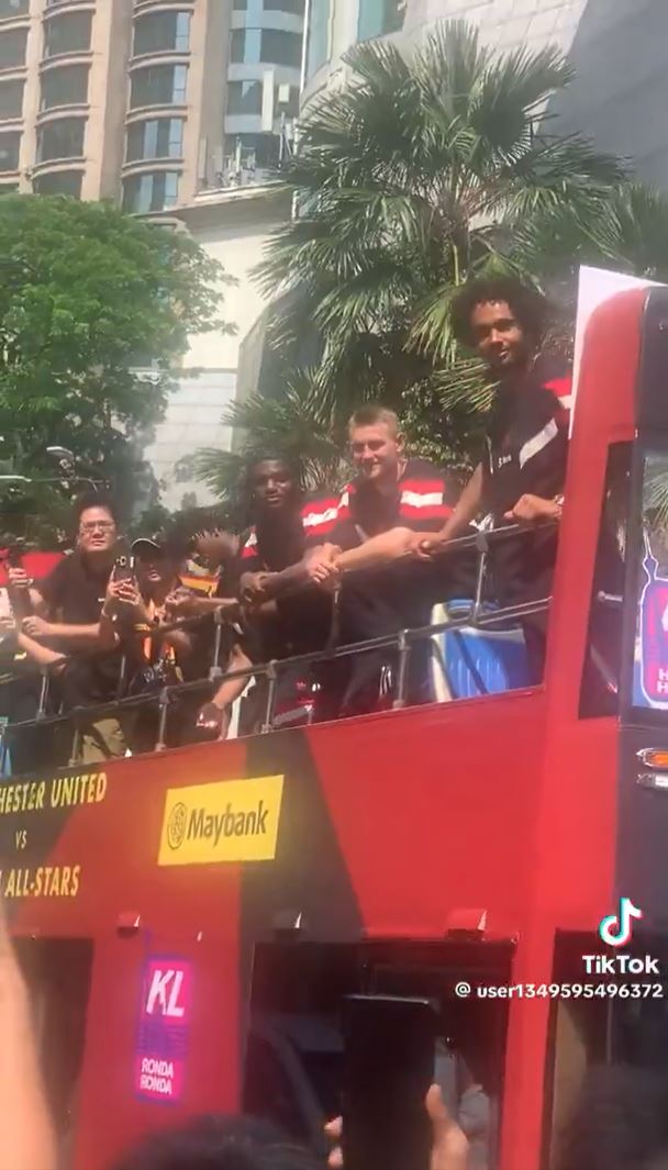 Các cầu thủ Manchester United vẫy tay chào người hâm mộ