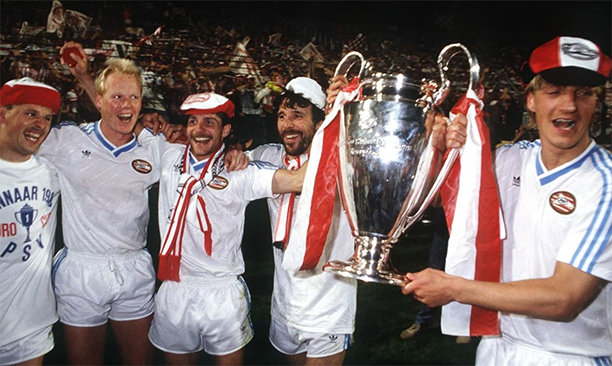 PSV Eindhoven tiếp bước Ajax với cú ăn ba
