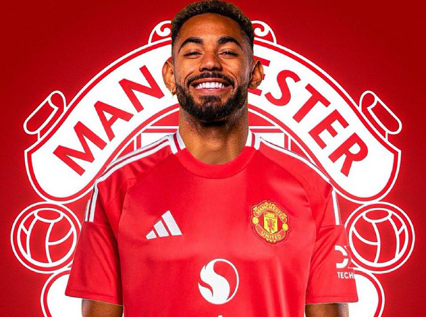 Matheus Cunha tươi cười trong ngày ký hợp đồng dài hạn với Manchester United
