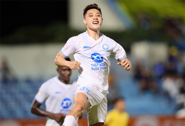 Nam Định giành chiến thắng 2-0 nhờ lối chơi phòng ngự phản công