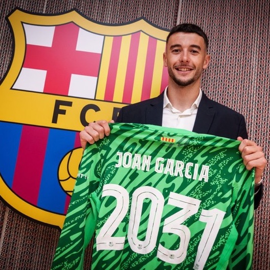 Thủ môn Joan Garcia trở thành tâm điểm công kích sau khi gia nhập Barcelona.