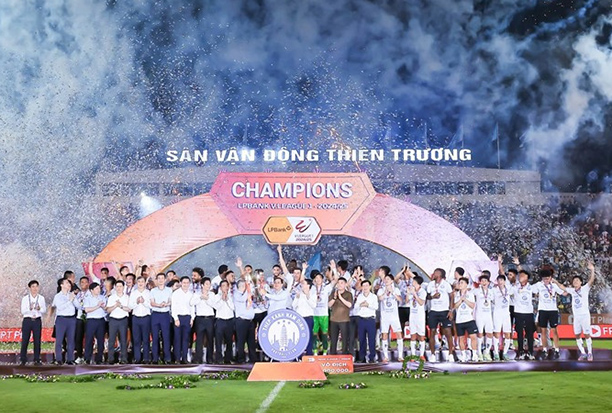 Khoảnh khắc các cầu thủ Nam Định nâng cao chiếc cúp vô địch V-League