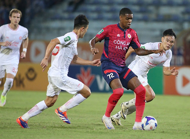 Pha tranh chấp quyết liệt trong trận derby thủ đô