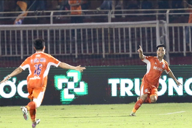 Đình Duy ăn mừng bàn thắng mở tỷ số cho Đà Nẵng