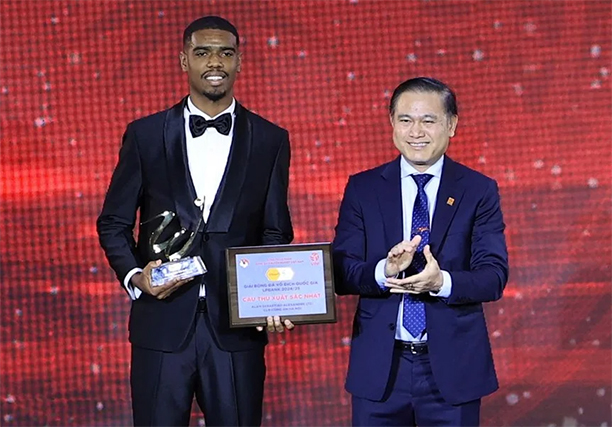Alan Grafite rạng rỡ với cú đúp danh hiệu tại Gala V-League
