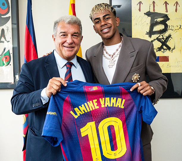 Chủ tịch Laporta trao áo số 10 cho Yamal, biểu tượng mới của Barca