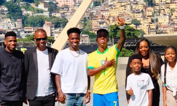 Vinicius Junior chụp ảnh cùng gia đình bên cạnh bức tượng sáp của mình.