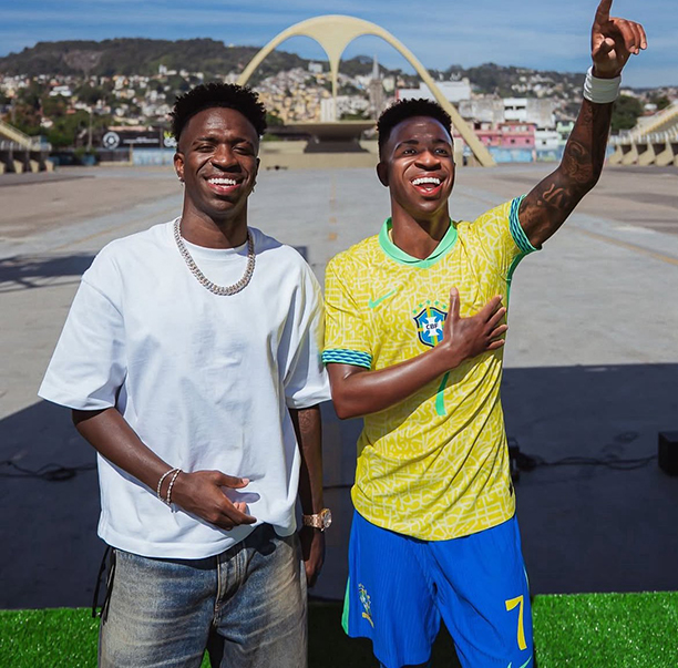 Bức tượng sáp Vinicius Junior mặc áo đội tuyển Brazil được trưng bày.