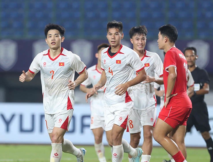 Văn Khang ghi bàn mở tỷ số cho U23 Việt Nam