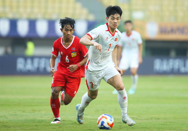 Các cầu thủ U23 Việt Nam trong một pha tấn công