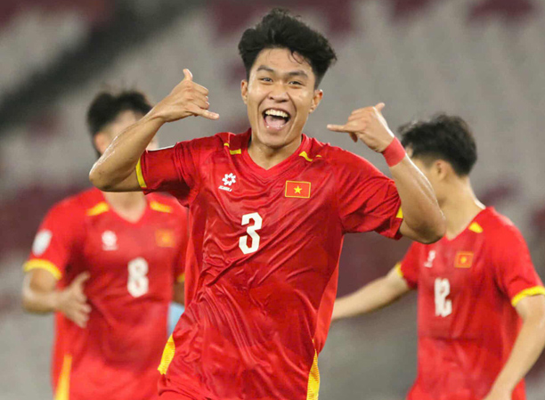 Lý Đức ăn mừng bàn thắng mở tỷ số vào lưới U23 Campuchia
