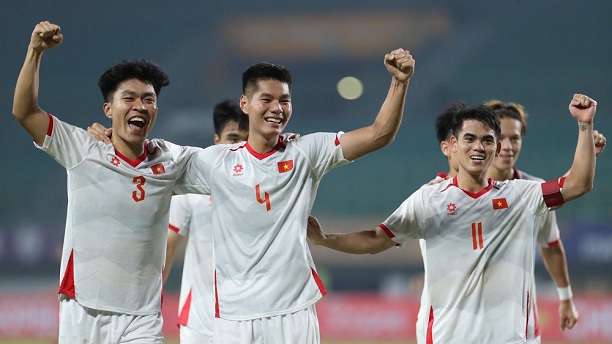U23 Việt Nam ăn mừng chiến thắng, mở toang cánh cửa vào bán kết.