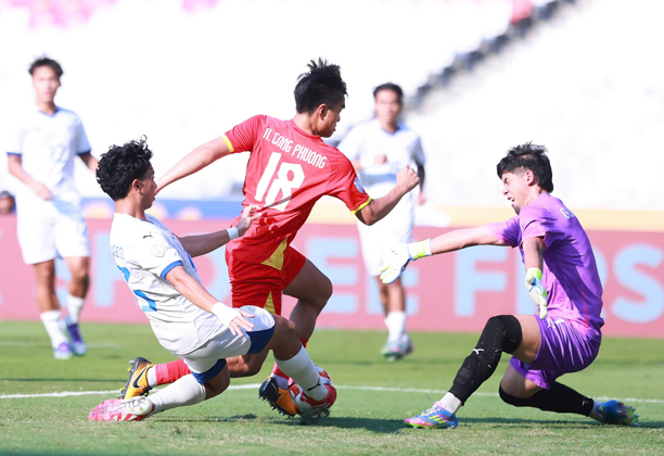 Các cầu thủ U23 Việt Nam bỏ lỡ nhiều cơ hội ghi bàn trong hiệp một