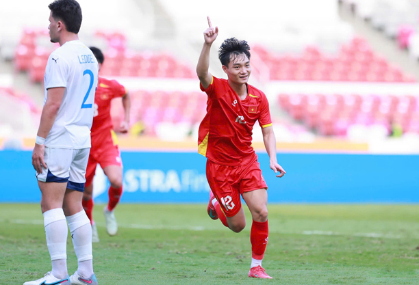 Xuân Bắc bật cao đánh đầu, nâng tỷ số lên 2-1 cho U23 Việt Nam