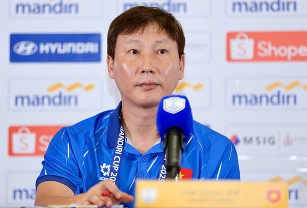 HLV Kim Sang-sik trả lời phỏng vấn trước trận chung kết.