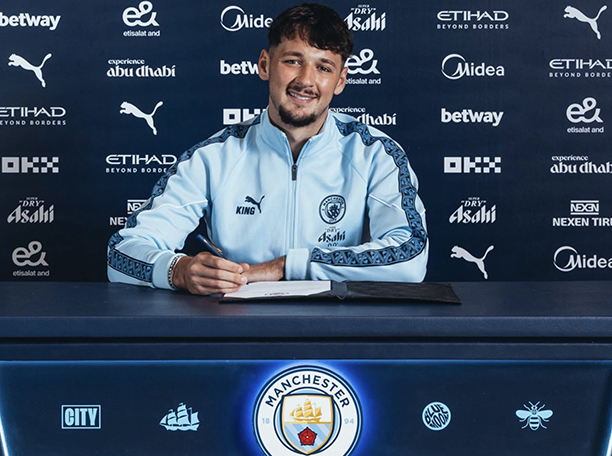 James Trafford tươi cười trong ngày ký hợp đồng với Man City