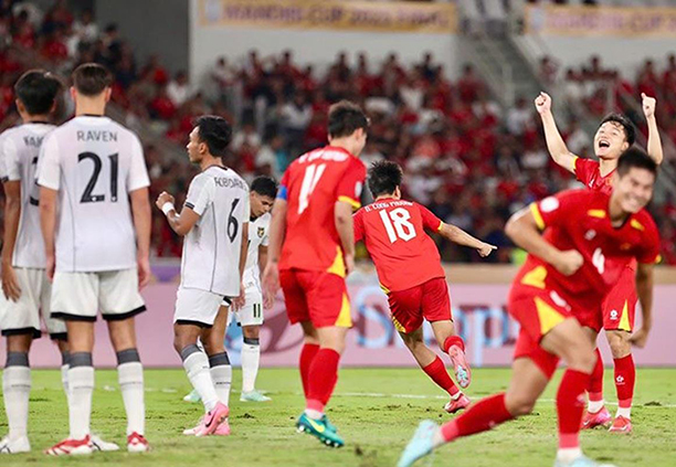 U23 Việt Nam tận dụng hiệu quả các tình huống bóng bổng.
