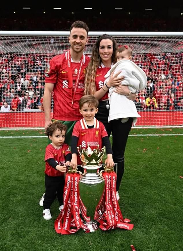 Diogo Jota hạnh phúc bên vợ và các con