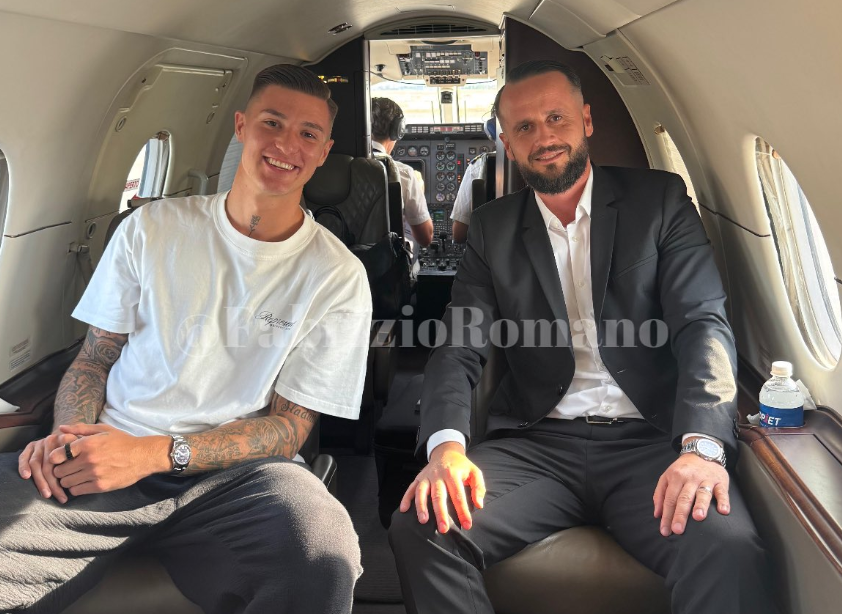 Sesko cùng người đại diện Elvis Basanovic trên đường đến Manchester