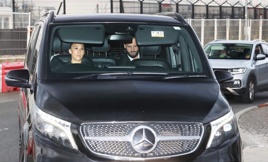 Sesko và người đại diện tại khách sạn ở Manchester