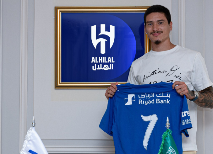 Darwin Nunez rạng rỡ trong màu áo mới Al-Hilal, khoác áo số 7 quen thuộc.