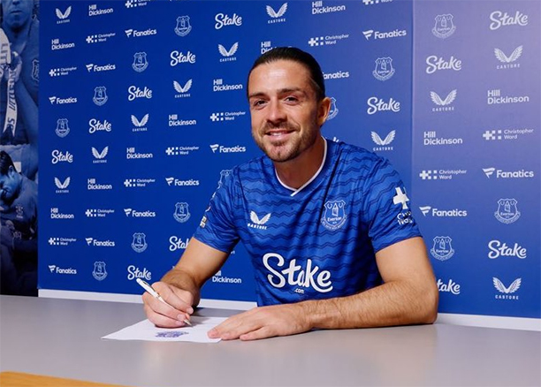 Jack Grealish tươi cười trong màu áo Everton sau khi hoàn tất thủ tục gia nhập.
