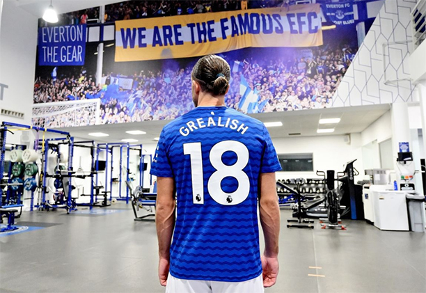 Grealish tự tin khoe chiếc áo số 18 mới của mình tại Everton.