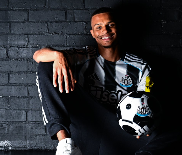 Malick Thiaw tươi cười trong màu áo Newcastle