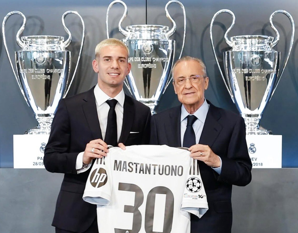 Franco Mastantuono tươi cười trong ngày ra mắt Real Madrid