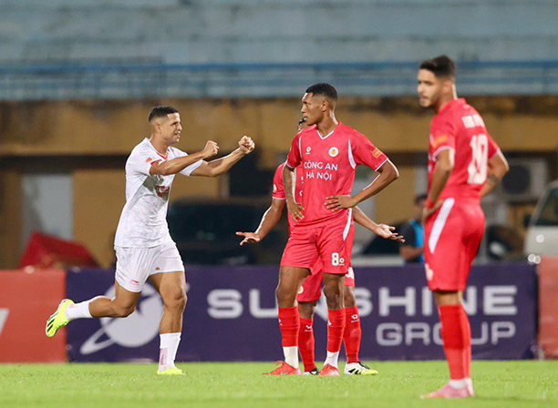 Lucao ăn mừng bàn thắng mở tỷ số cho Thể Công Viettel