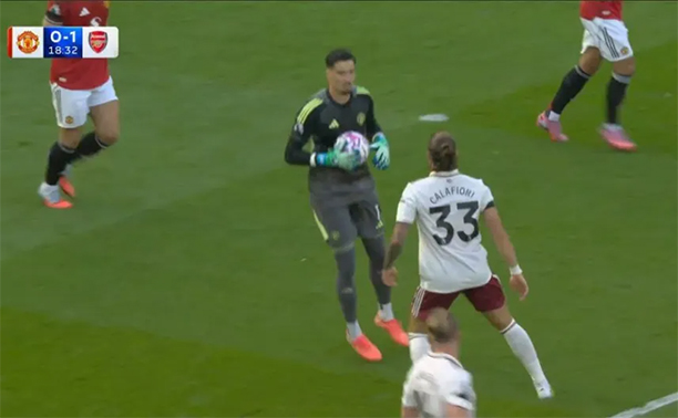 Các cầu thủ Arsenal gây sức ép lên thủ môn Bayindir của Manchester United