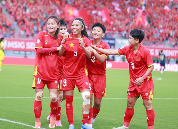 Huỳnh Như ăn mừng bàn thắng nâng tỷ số lên 2-0