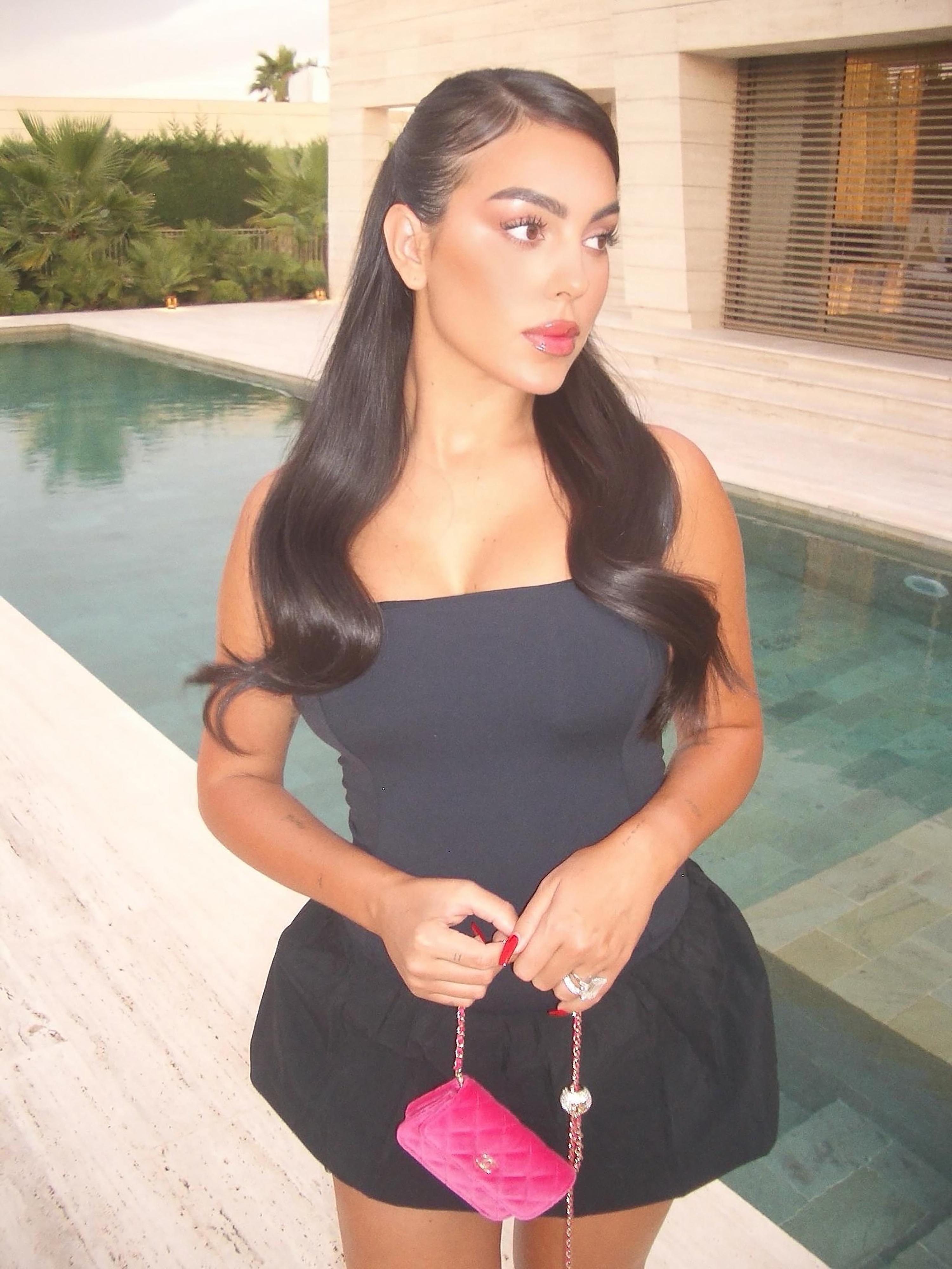 Georgina Rodriguez khoe trọn vẻ đẹp hình thể.