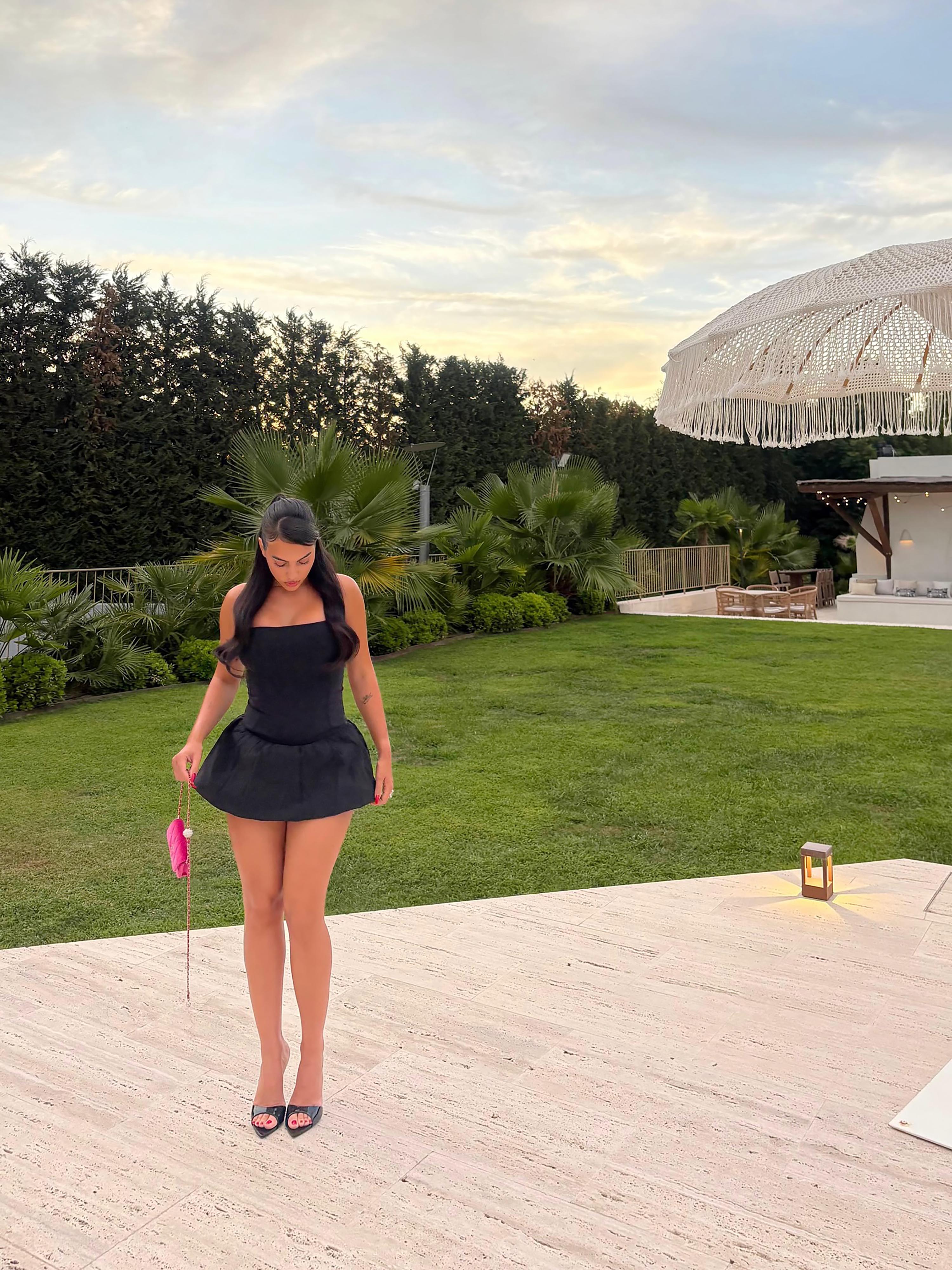 Georgina Rodriguez tạo dáng chuyên nghiệp.