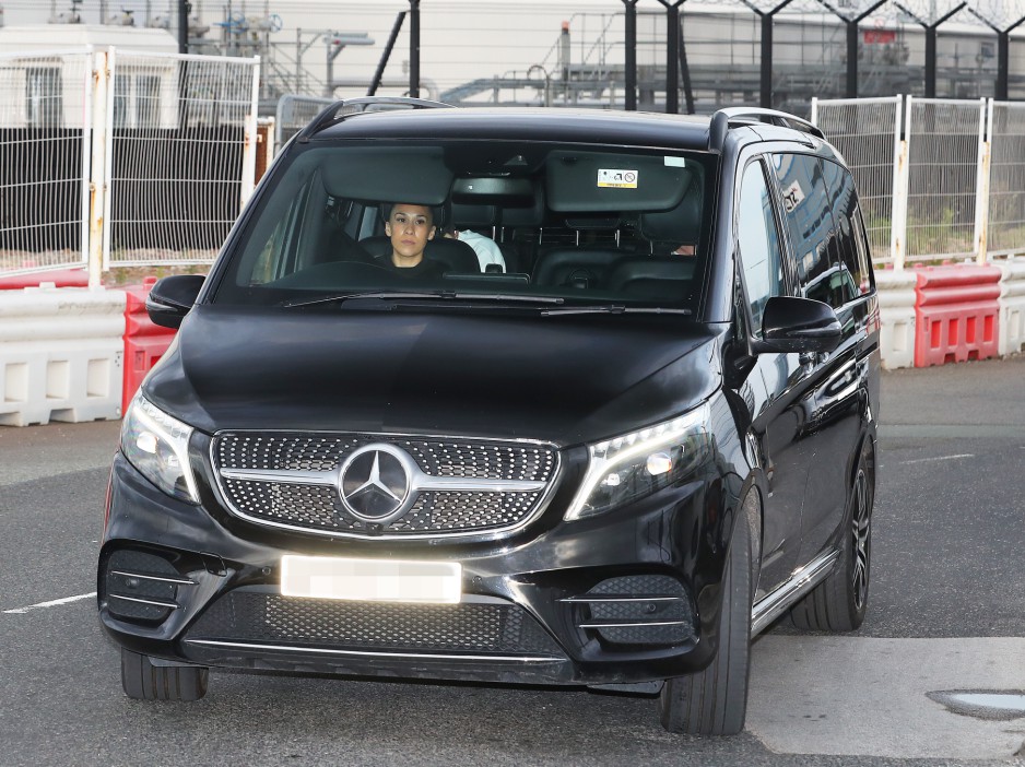 Xe đưa đón Sesko tại sân bay Manchester