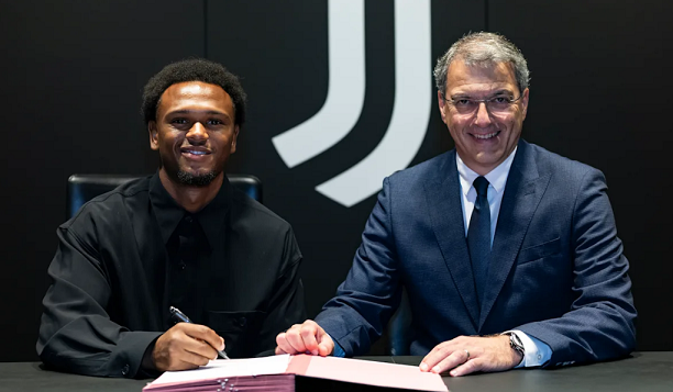 Lois Openda gia nhập Juventus, một trong năm tân binh của 